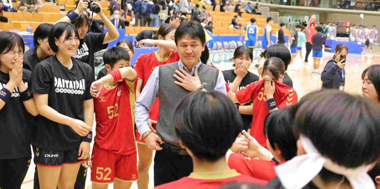 12連覇達成後、選手に囲まれ目を潤ませる楠本繁生監督 【大阪体育大学】