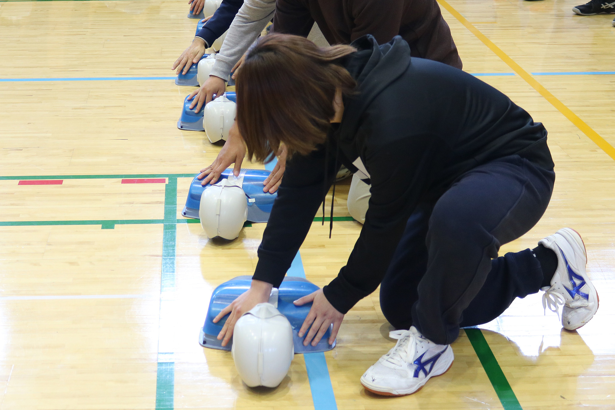 「大丈夫ですか？」両肩をトントン