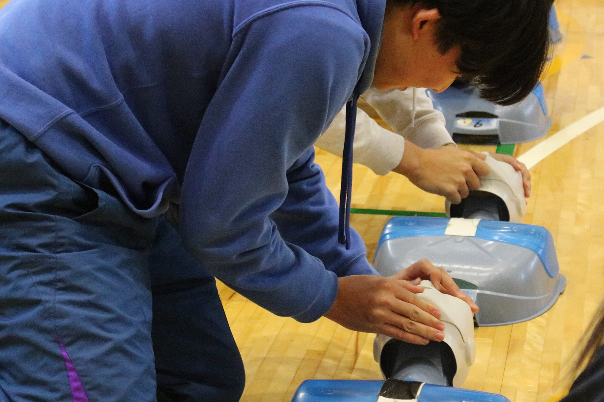 気道を確保、鼻をつまんで人工呼吸