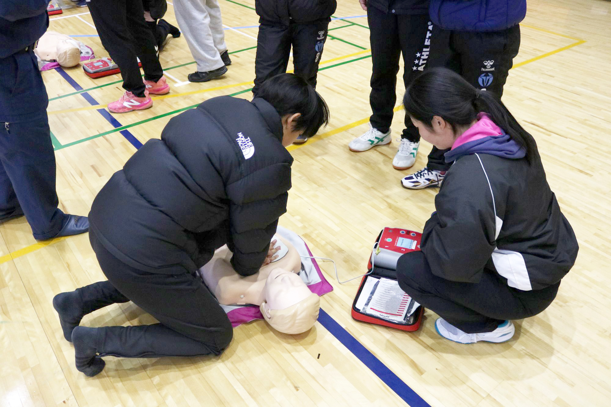 胸骨圧迫とAEDを繰り返す