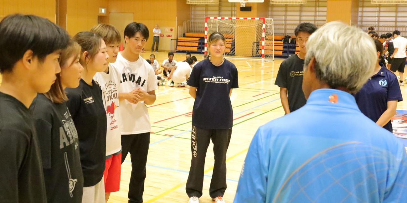 実技で中学生の指導を終え、反省点や課題を池上客員教授と話し合う学生ら
【大阪体育大学】