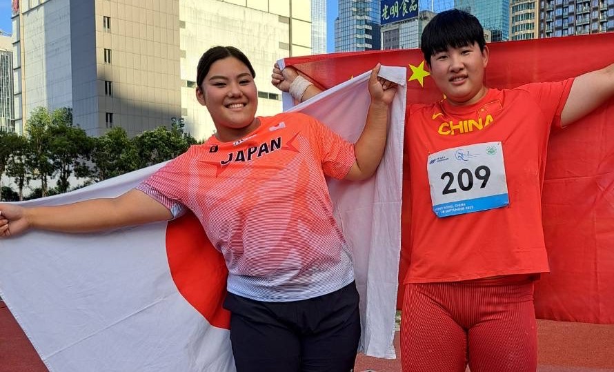 銀メダルの坂ちはる。優勝の中国選手と
【大阪体育大学】
