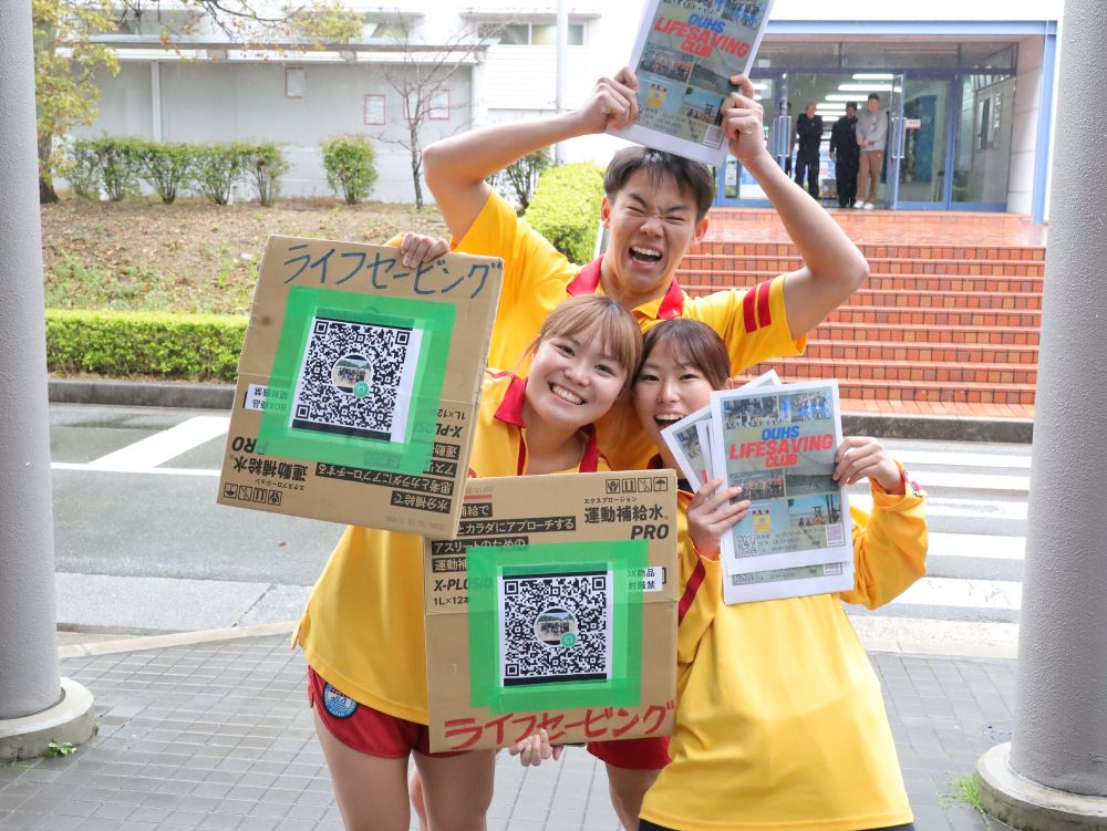 お昼休みは各クラブも新人勧誘に全力投球。ライフセービング部の先輩たち