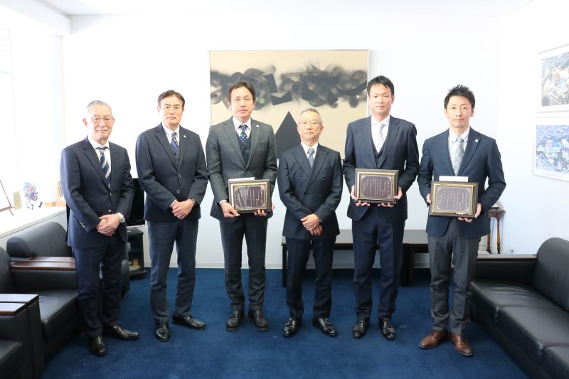 受賞した楠本繁生教授（右から４人目）、貴嶋孝太准教授（同２人目）、藤原敏行教授 （右端）