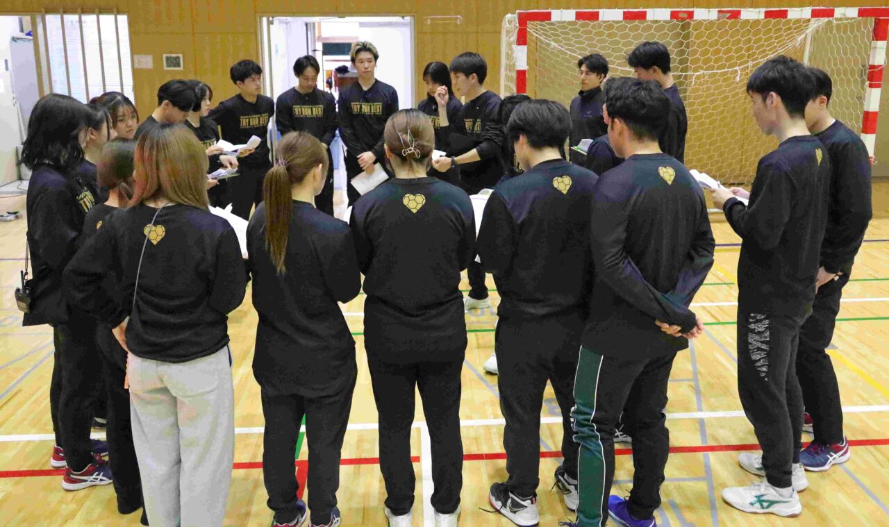 開場前に観客受け入れのための最終確認をする学生サポートチームのスタッフ 