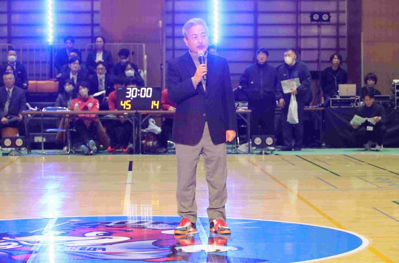 「ともに関西を盛り上げていきたい」とあいさつする関西学院大学・加納庸光監督 【大阪体育大学】