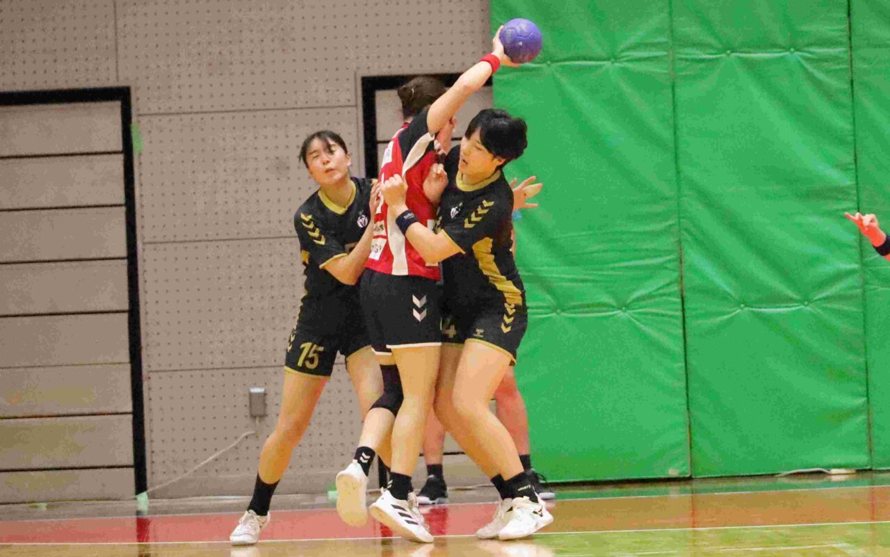 加藤真央（スポーツ科学部１年、千葉・昭和学院高校、右） 【大阪体育大学】