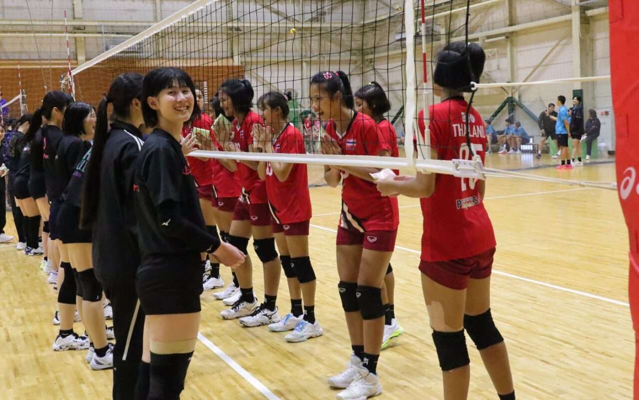試合前に記念品を交換した
【大阪体育大学】