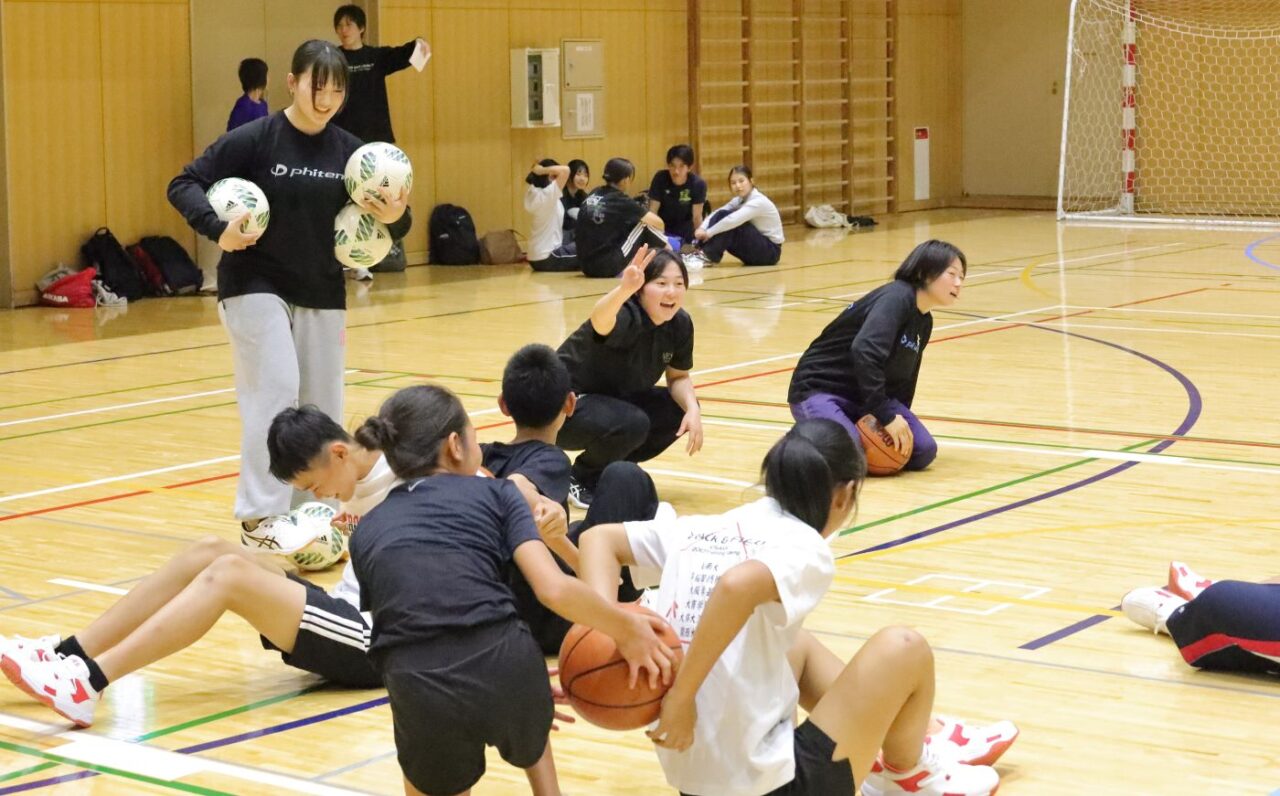 受講した大学生が中学生にミニゲームの指導をし、課題と反省を話し合った
【大阪体育大学】