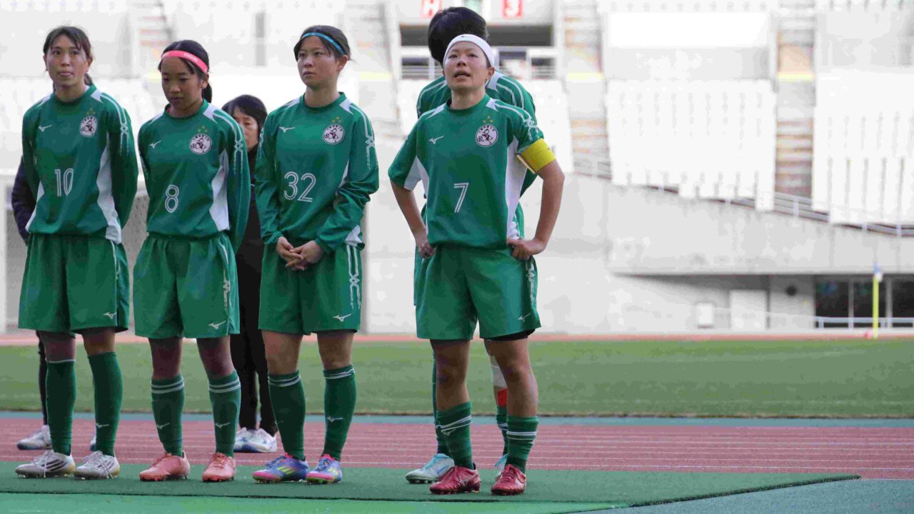 試合後、主将としてスタンドにあいさつする草場千寛（体育学部４年、大阪学芸高校）
【大阪体育大学】