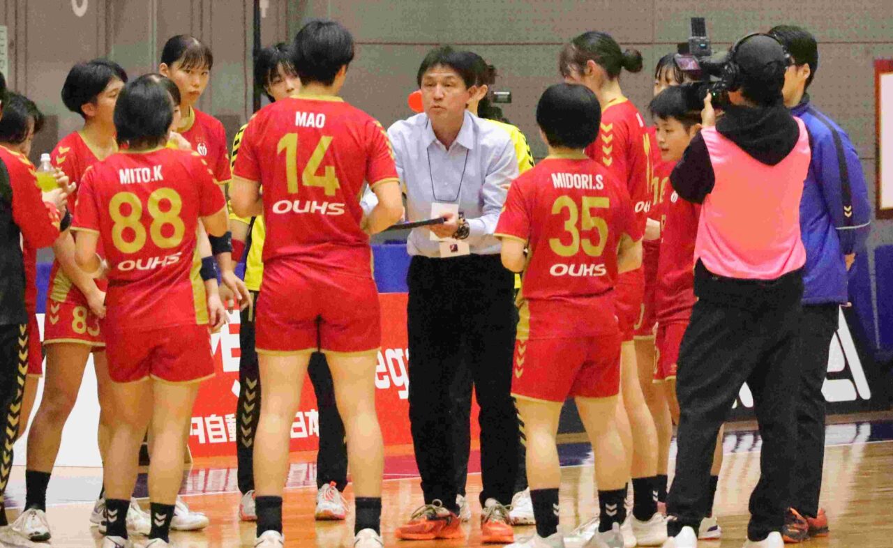 ハーフタイムで指示を出す楠本繁生監督 【大阪体育大学】