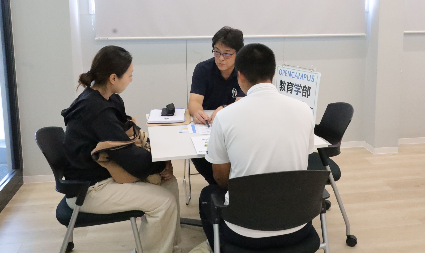 教育学部相談コーナーで質問に答える金子学部長