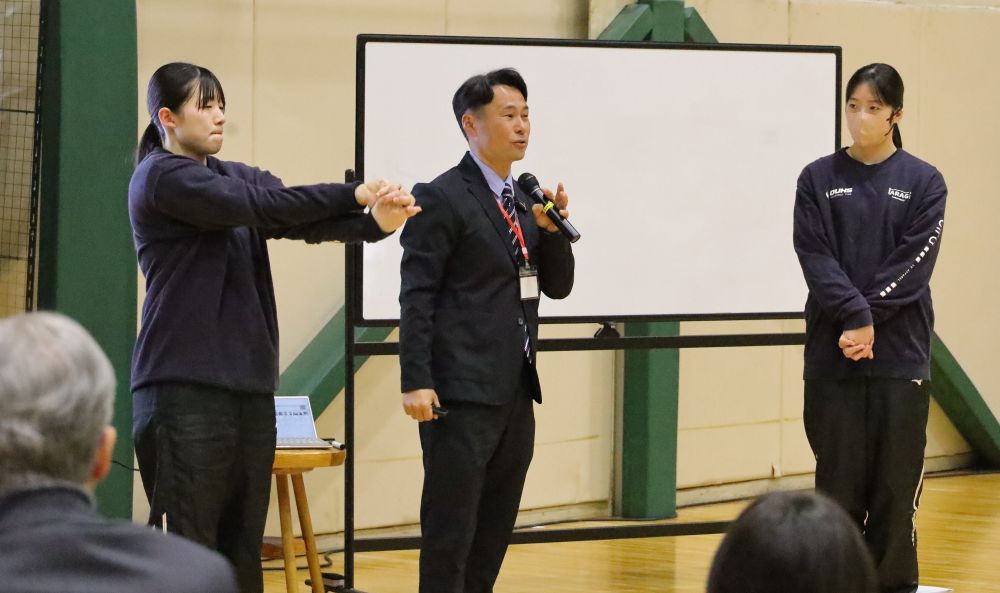 バレーボール部員に実演してもらいながら、「試合に向けてのコンディショニングマネジメント」を解説する2025女子Ｕ21トレーナーの松田篤実さん
【大阪体育大学】