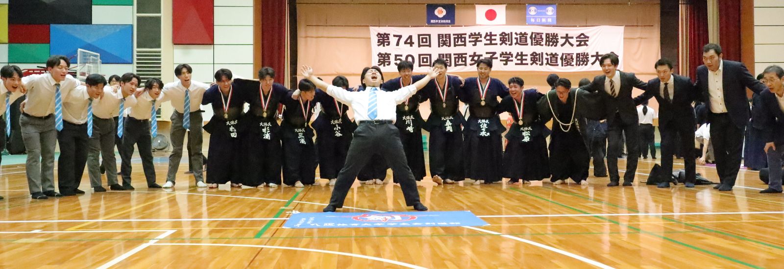 剣道部伝統の「体大名物」。試合後に選手、部員、卒業生、指導者が肩を組み輪になって歌う 【大阪体育大学】