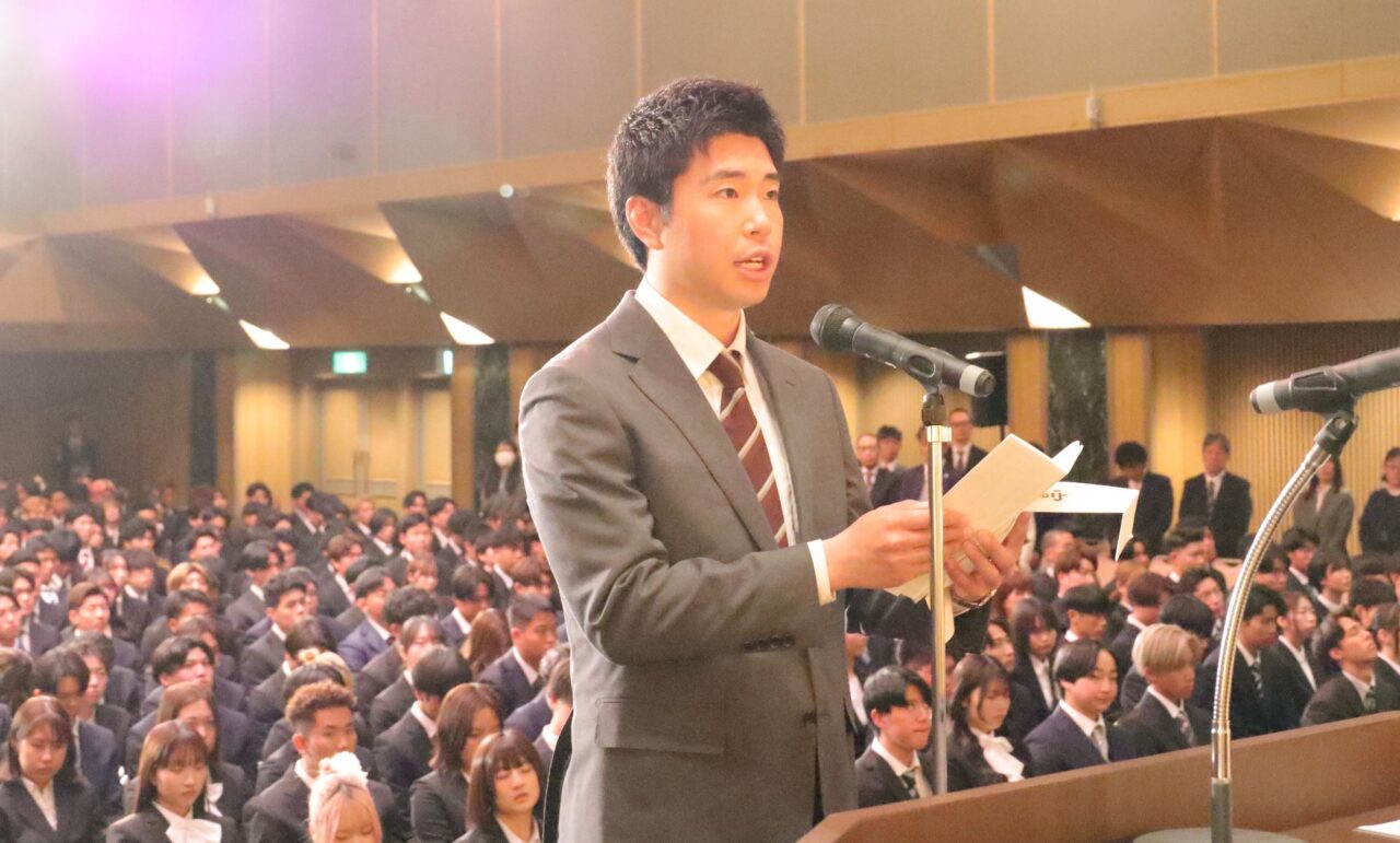 大学院入学生を代表して宣誓する宮崎英史さん 【大阪体育大学】