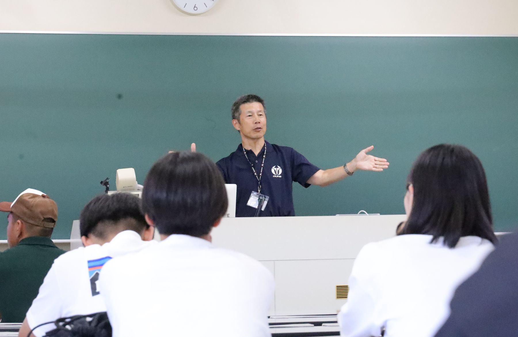 体験授業で講義する教育学部・中川一彦教授(教科教育学) 「未来の先生への第一歩! 教員採用試験対策を体験してみよう」