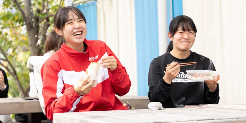 大阪体育大学スポーツ科学３年・中尾藍さん（左、健康科学コース、京都府立洛北高校） 【大阪体育大学】