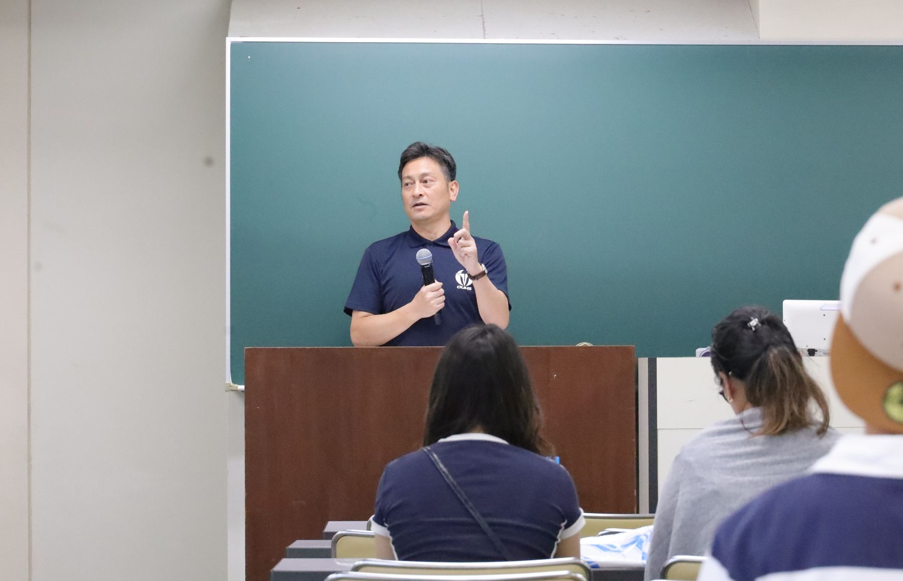 体験授業で講義するスポーツ科学部・中山健教授(スポーツ社会学) 「日本におけるスポーツ推進の課題」