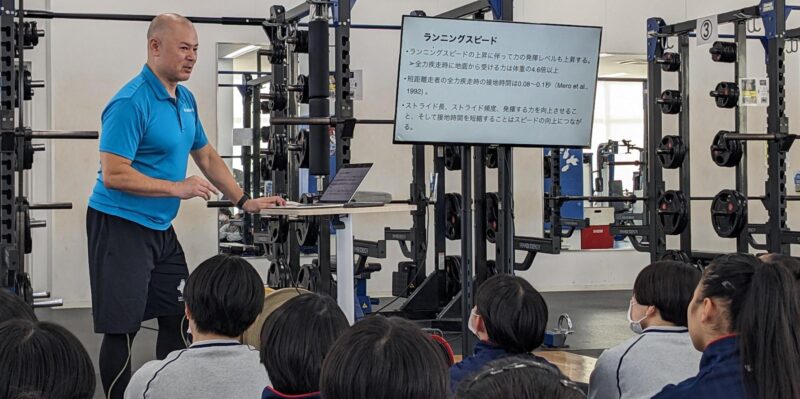 S&Cルームで高校生を指導する菊地真也S&Cディレクター 【大阪体育大学】