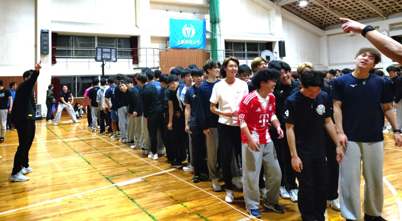 クラス対抗長縄跳び。誰かがミスしても「人のせいにしちゃだめだ」と声が上がった 【大阪体育大学】