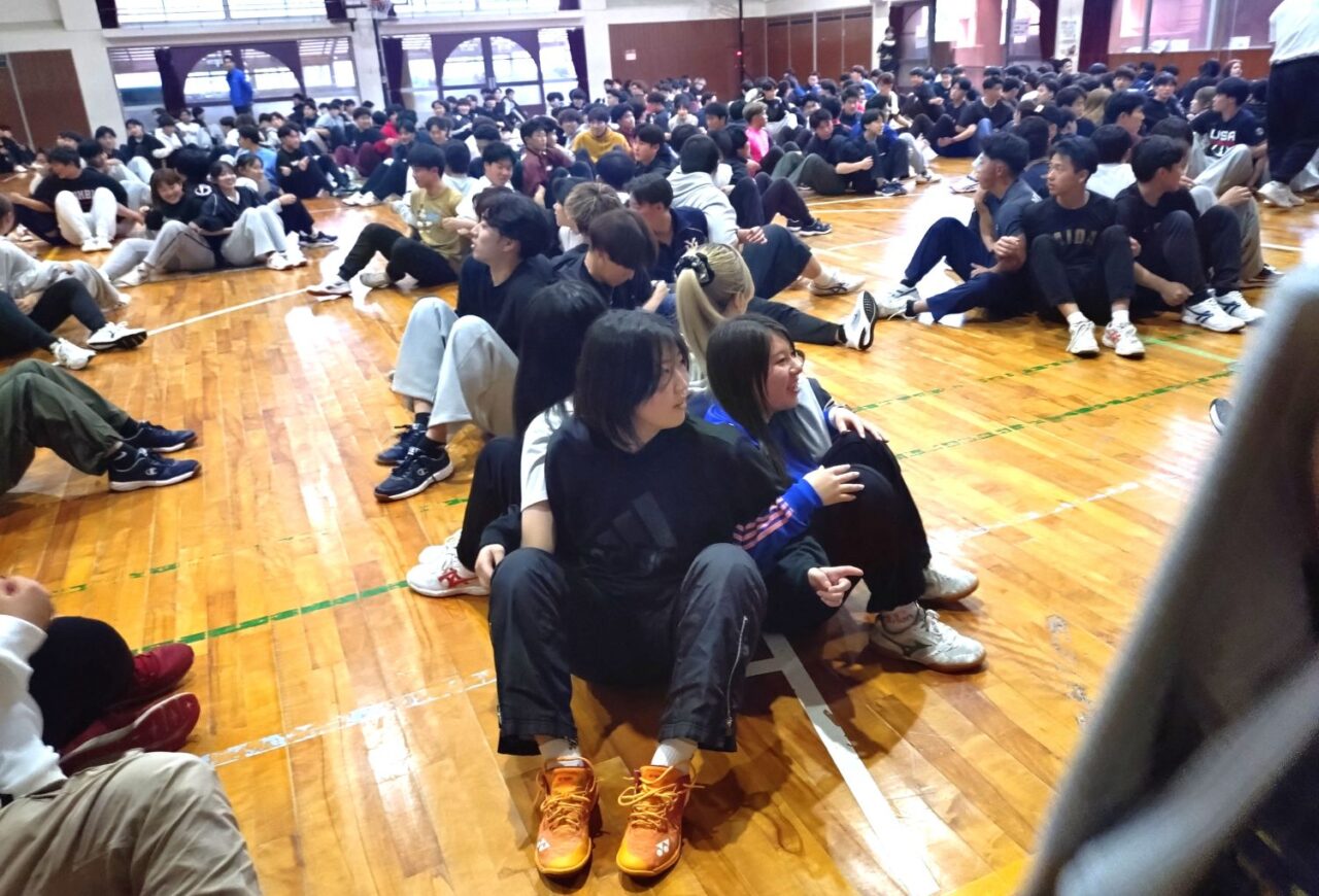 仲間と腕を組んで力を合わせて立ち上がる。企業研修にも取り入れられるチームビルディングでも実施されている 【大阪体育大学】