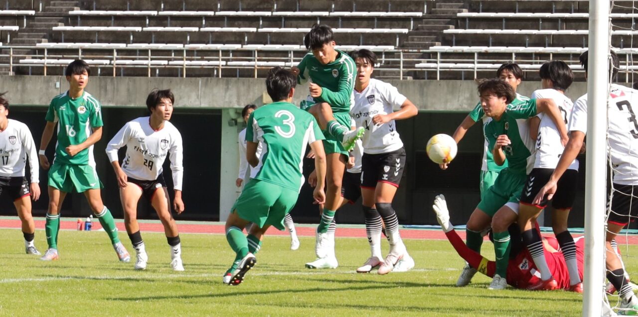 前半アディショナルタイムにゴールを決める野口楓真(ふうま、体育学部4年、静岡・藤枝明誠高校) 【大阪体育大学】