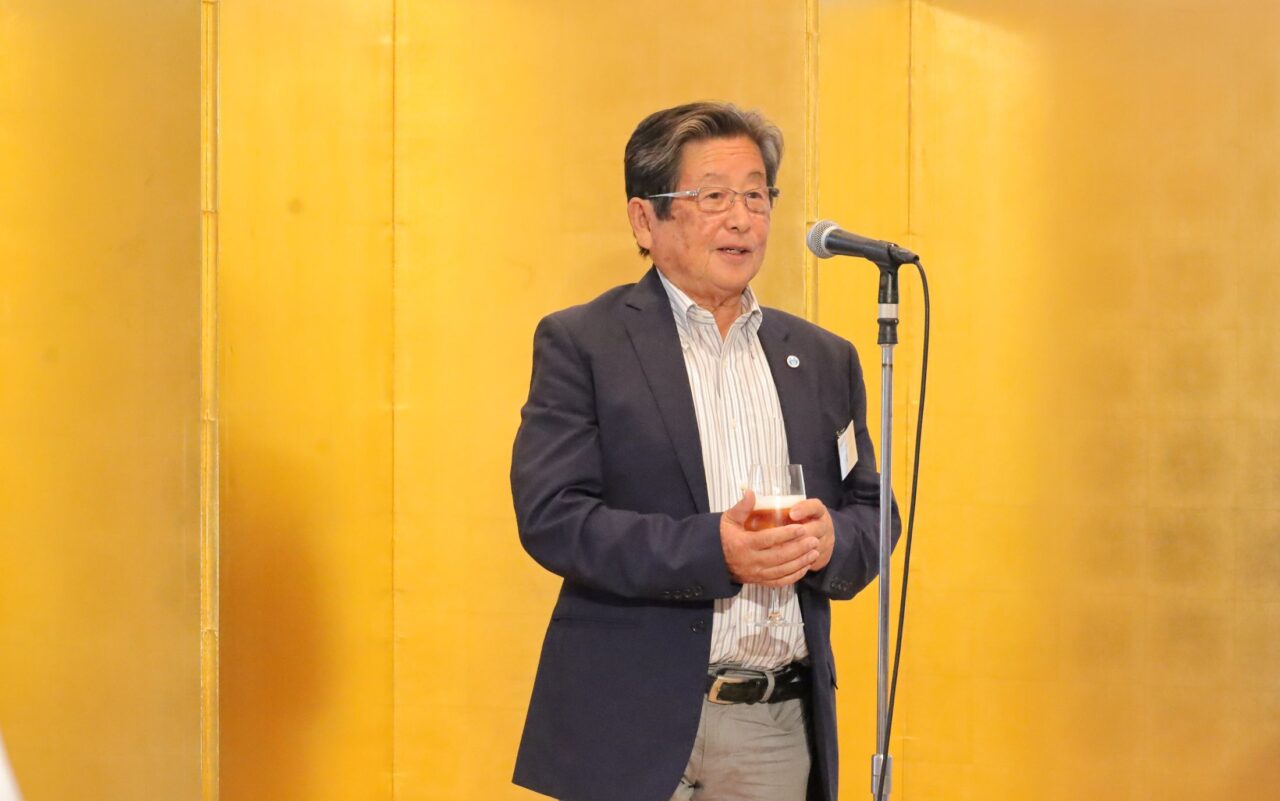 乾杯の発声をする大塩正則代議員 【大阪体育大学】