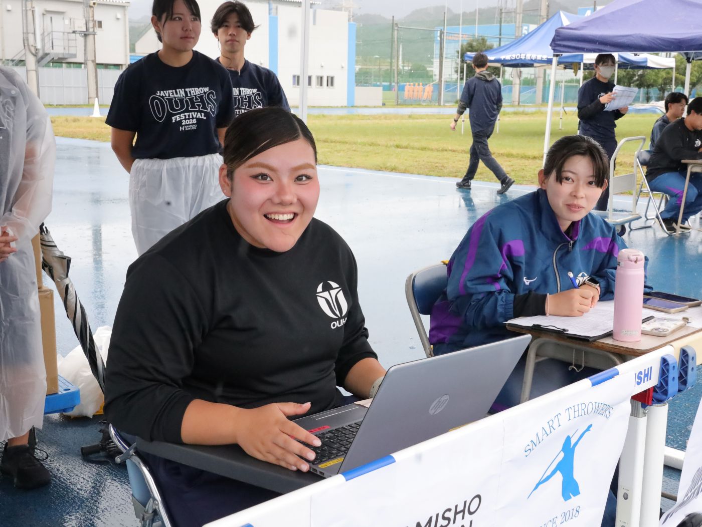 情報処理主任は日本選手権女子砲丸投げ2連覇の坂ちはるさん(スポーツ科学部2年、大阪体育大学浪商高校)。記録をパソコンで打ち込んでいく 【大阪体育大学】