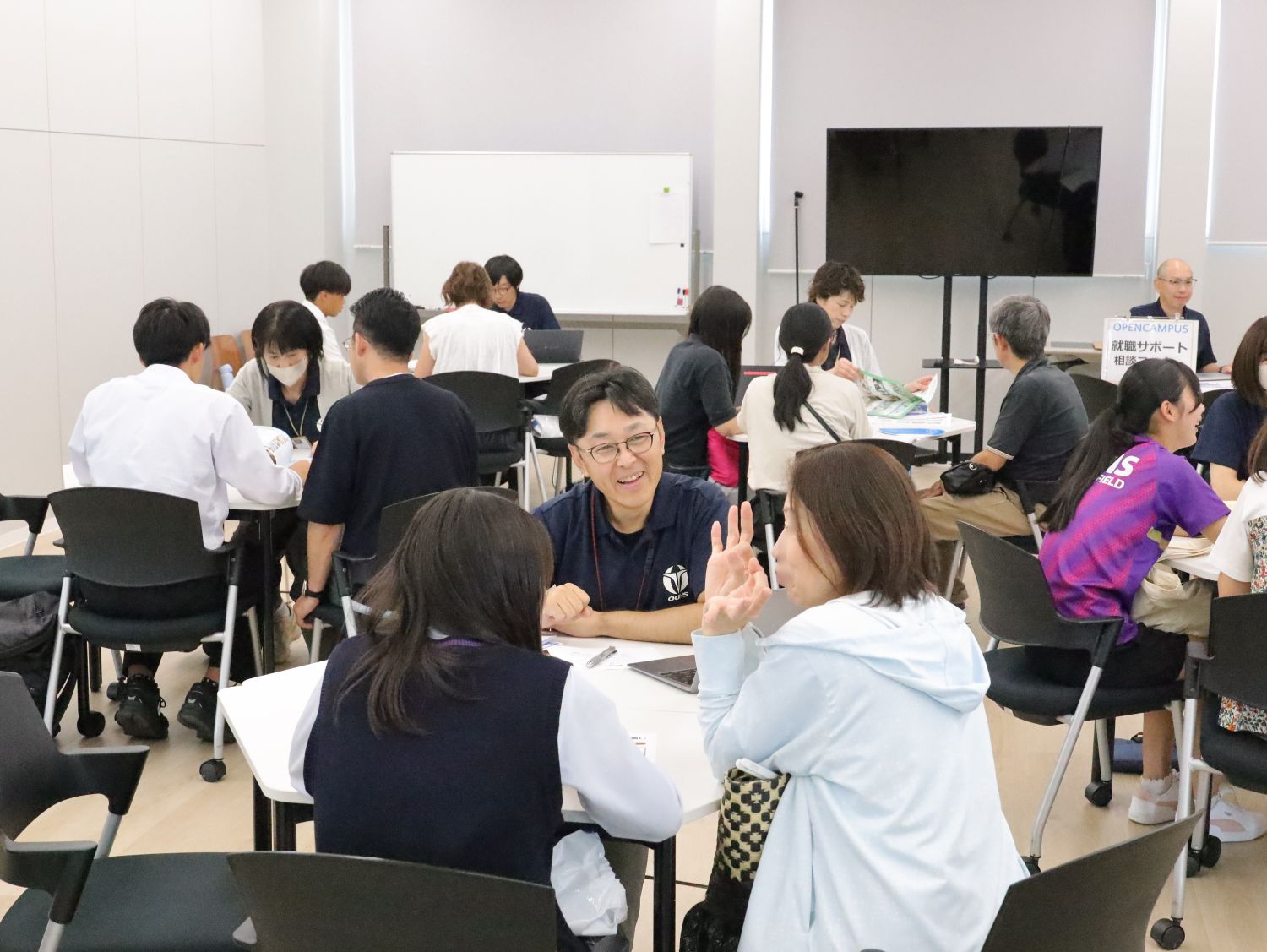 個別相談会 入試、カリキュラム、学生生活などあらゆる質問に回答。高校生インタビューでも「不安が解消するまで説明してもらえて特に印象に残った」などの回答があった