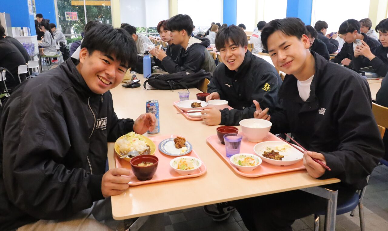 学生食堂で友人と