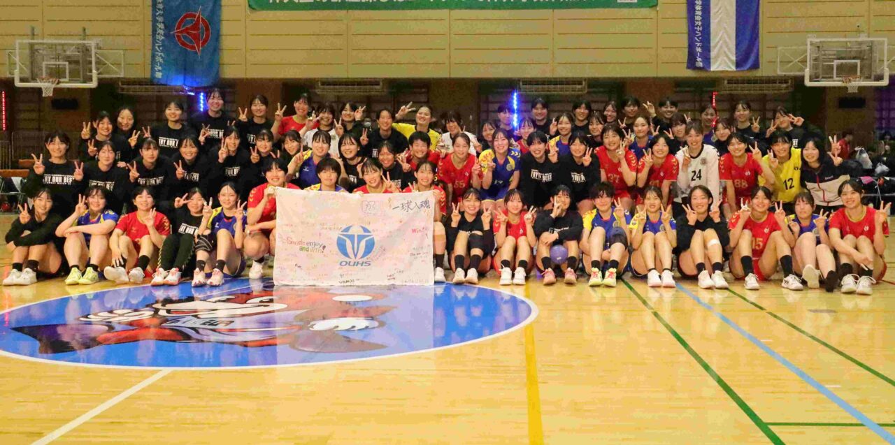 試合後、大阪体育大学、関西学院大学の選手が一緒に記念撮影。健闘を讃え合った 【大阪体育大学】