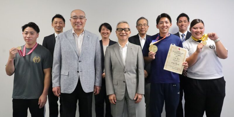 野田賢治理事長、神﨑浩学長にインカレ優勝を報告した坂ちはる(右端)、山本湧斗(右から2人目)、福島琉斗(左端) 【大阪体育大学】