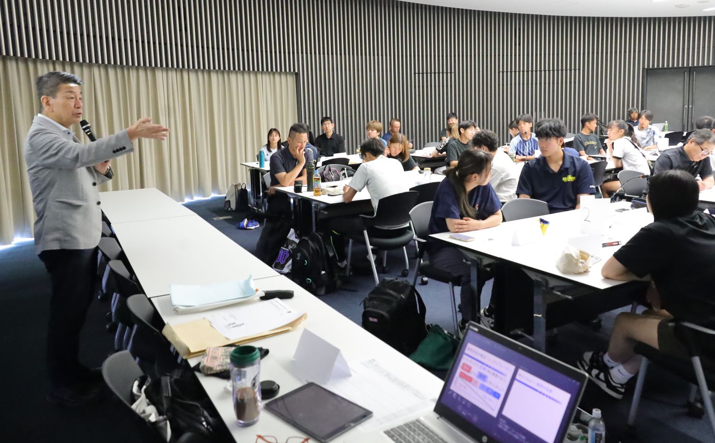 土屋教授の講義を聴く受講生
【大阪体育大学】