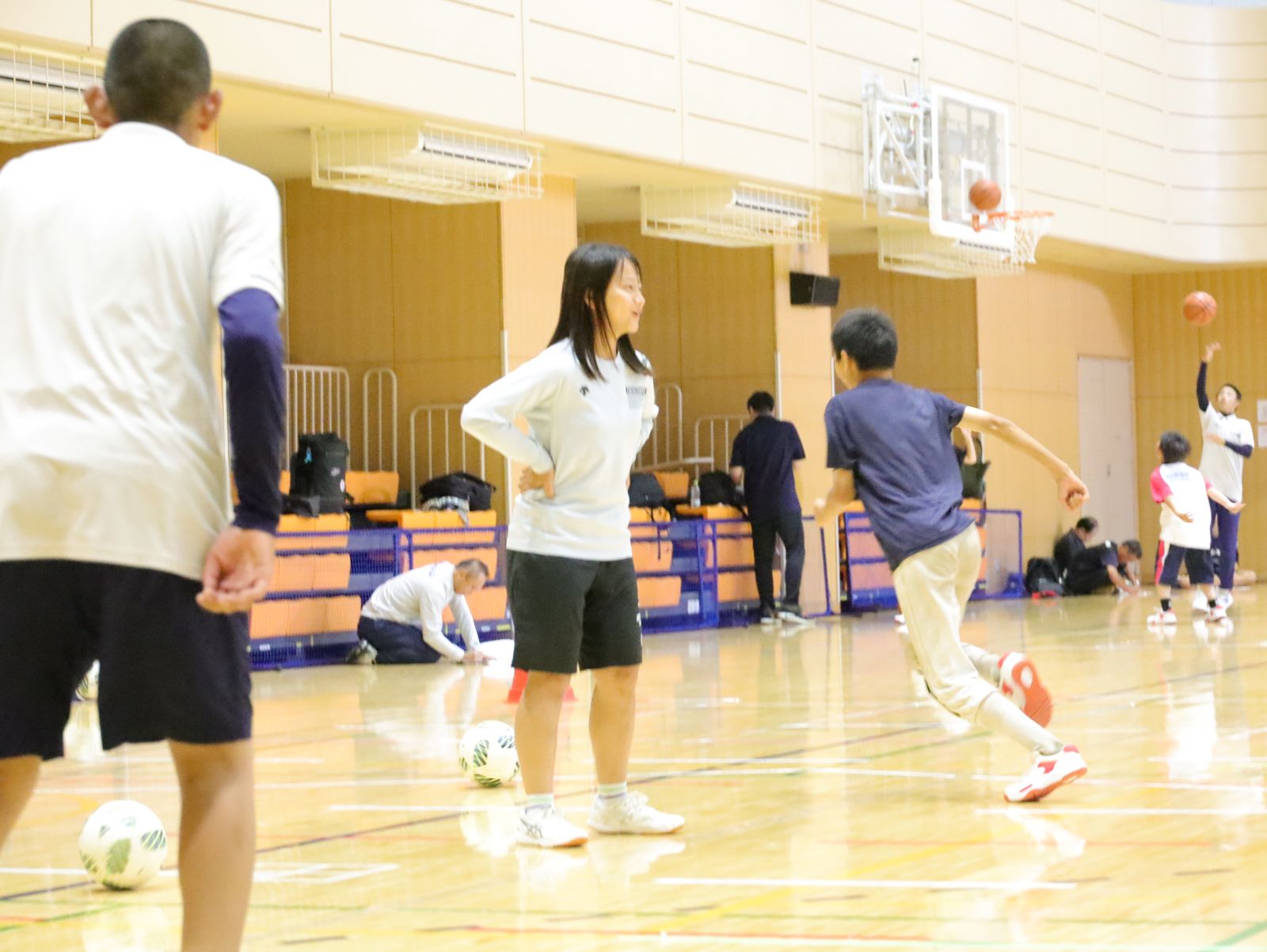 ミニゲームで中学生を指導する津守さん
【大阪体育大学】