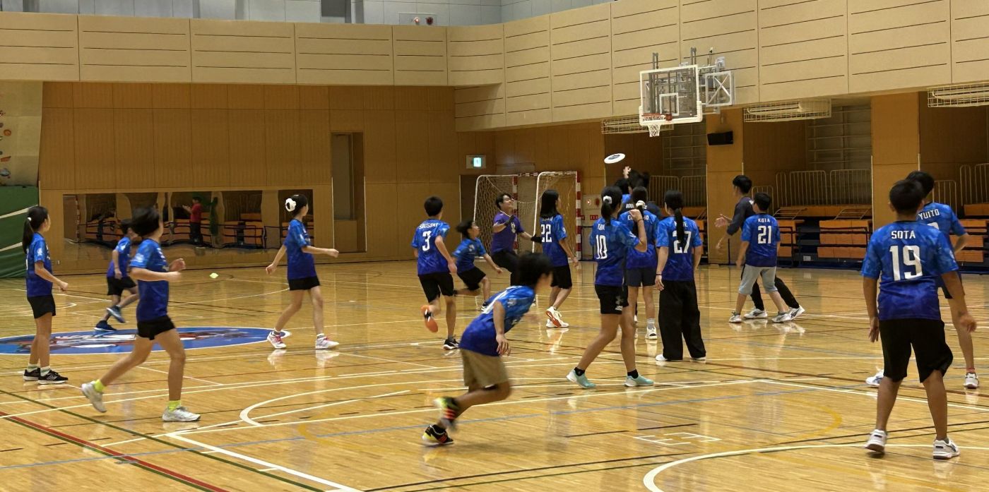 アルティメット部の部員から指導を受けてアルティメットを体験
【大阪体育大学】