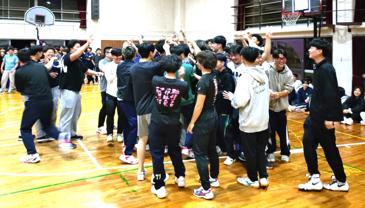 ヒューマンチェア成功。みんなで盛り上がる 【大阪体育大学】