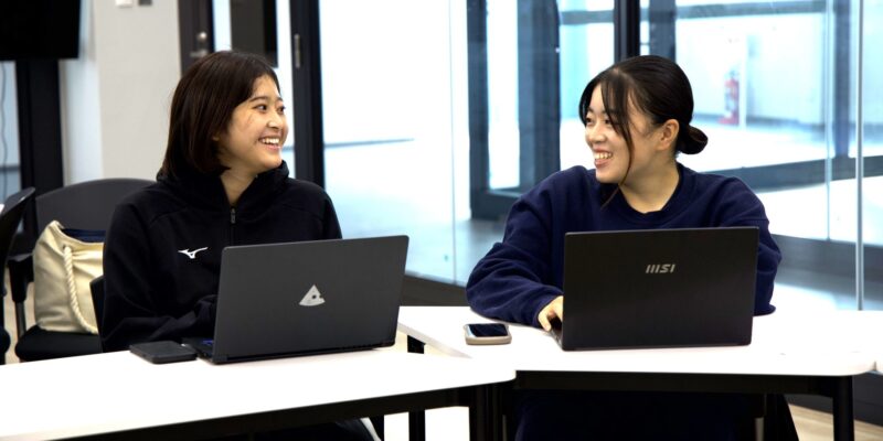 大阪体育大学スポーツ科学部４年・吉田麻衣子さん（右、スポーツマネジメントコース、大阪国際高校） 【大阪体育大学】