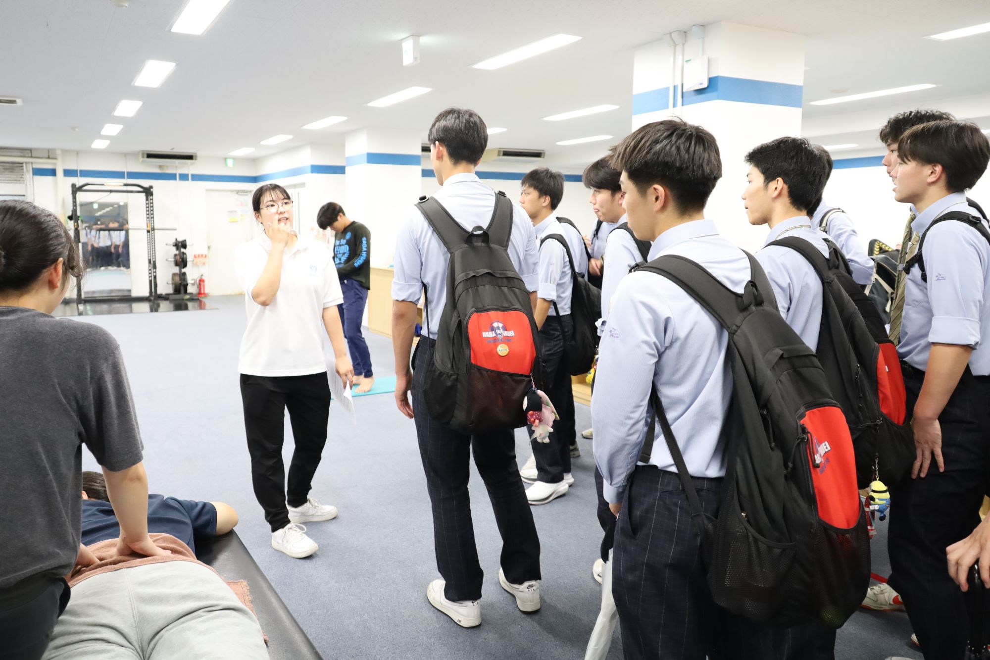 ATルーム　自身もけがから競技復帰する際に利用したと紹介する山村一葉さん（体育学部4年・剣道部女子）