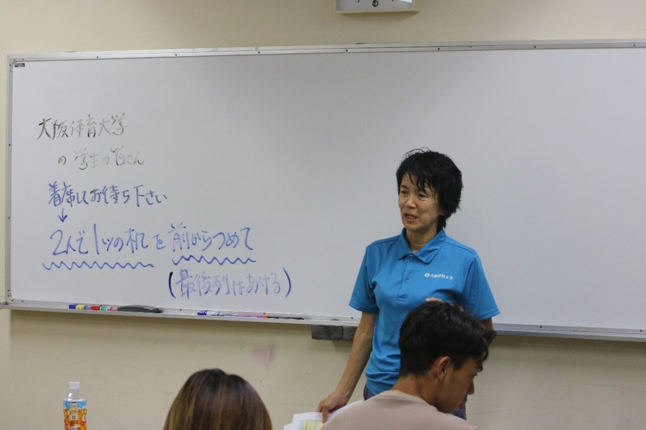 初日のミーティングで説明する池島明子教
