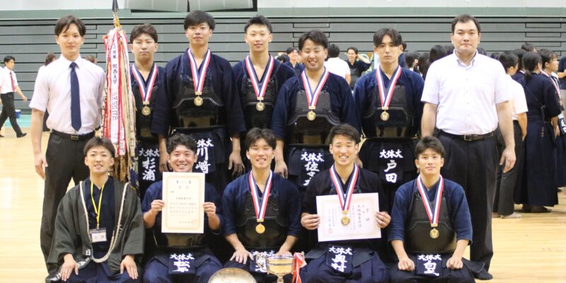 関西学生優勝大会で優勝した剣道部男子 【大阪体育大学】