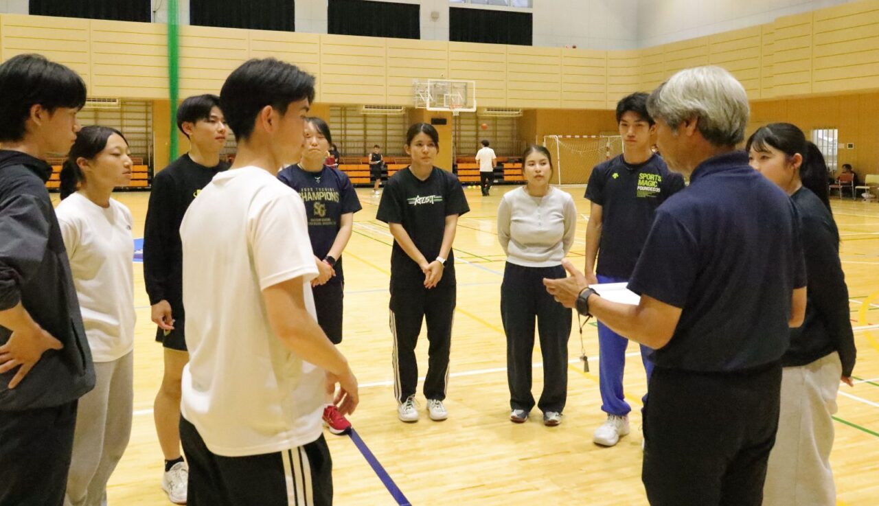 ミニゲームの指導の後、振り返りをする学生
【大阪体育大学】