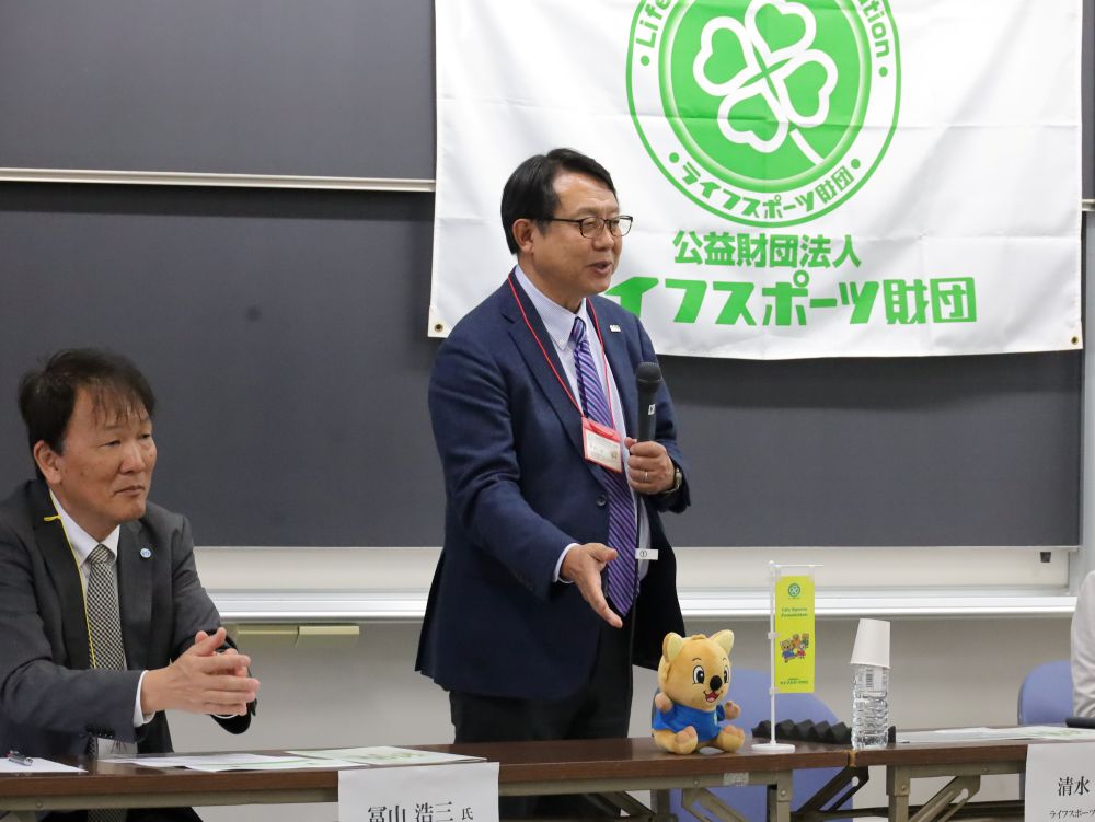 ライフスポーツ財団の清水進理事長と公式キャラクターの「ライリー」 【大阪体育大学】