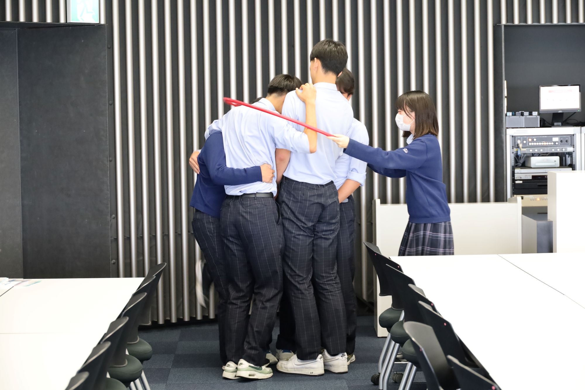 最初は一人ずつ順番にくぐり抜けていたが、速さを求めて試行錯誤し、みんな同時にくぐってみる
