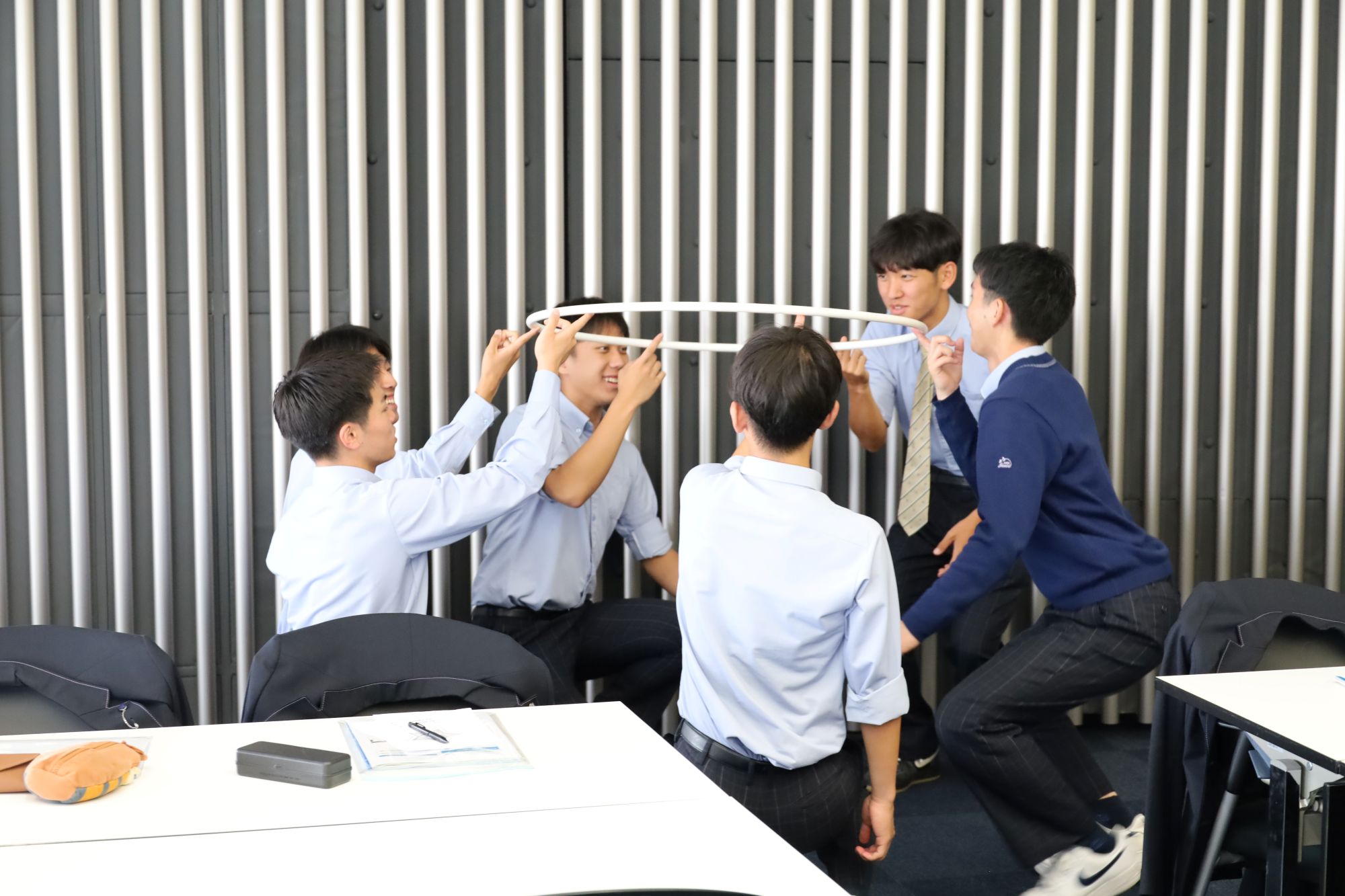 チームによって身長差も体格差もそれぞれで答えは一通りではない。意見を出し合い、そのチームにとっての最適解を導き出す