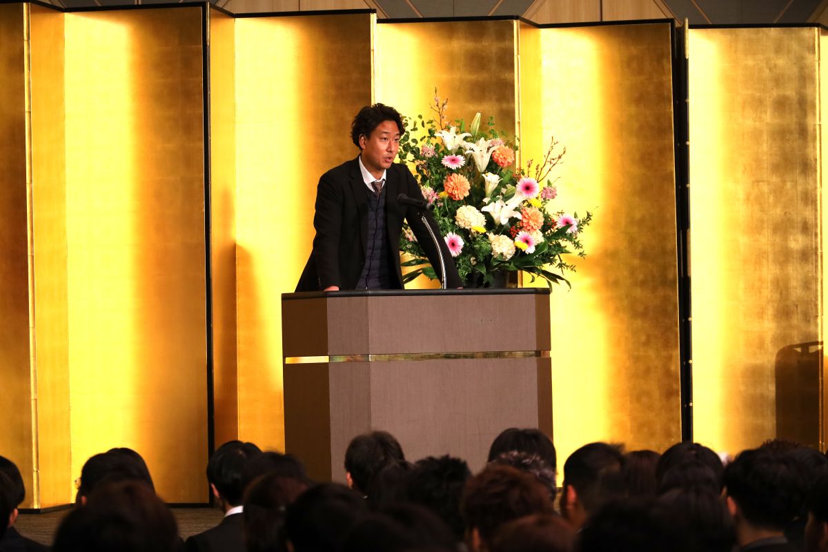 入学式に続いて、安全講習会が開かれた。泉佐野警察署の担当者が自転車の交通違反への青切符導入について説明したほか、闇バイト、薬物に関して注意喚起した 【大阪体育大学】