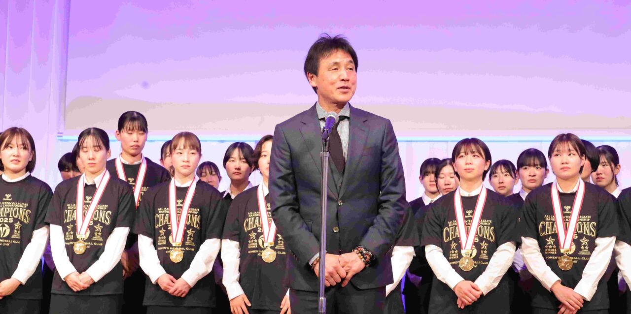 あいさつをする楠本繁生監督 【大阪体育大学】