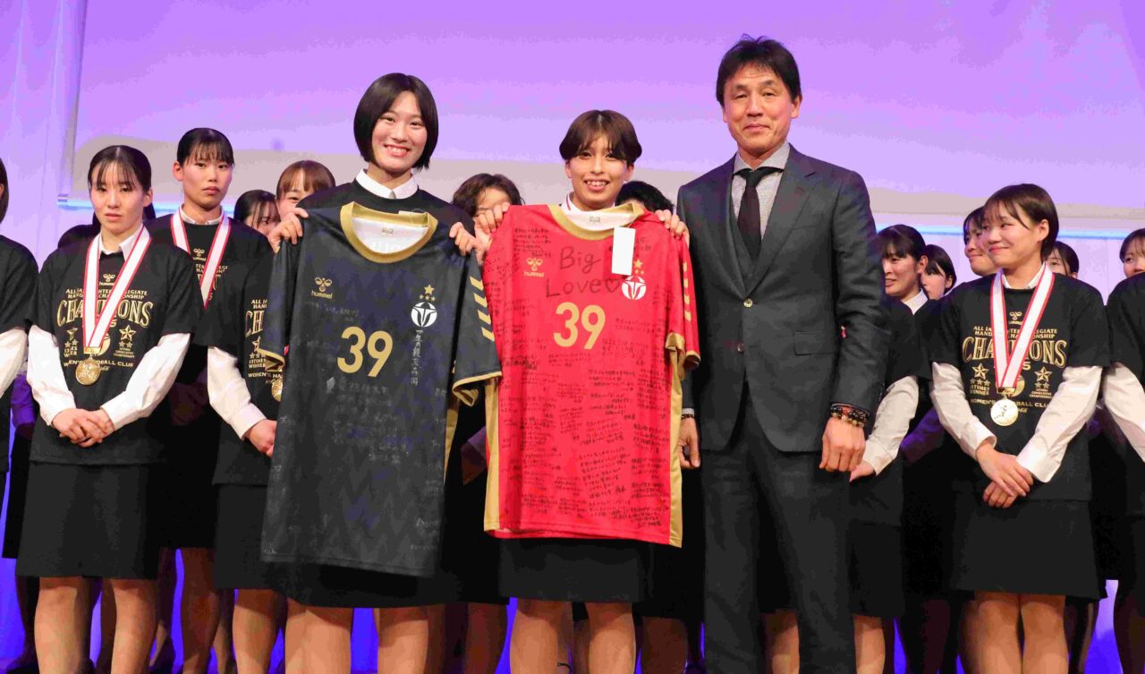 サプライズで選手や参列者が寄せ書きしたユニホームが楠本監督に贈られた 【大阪体育大学】