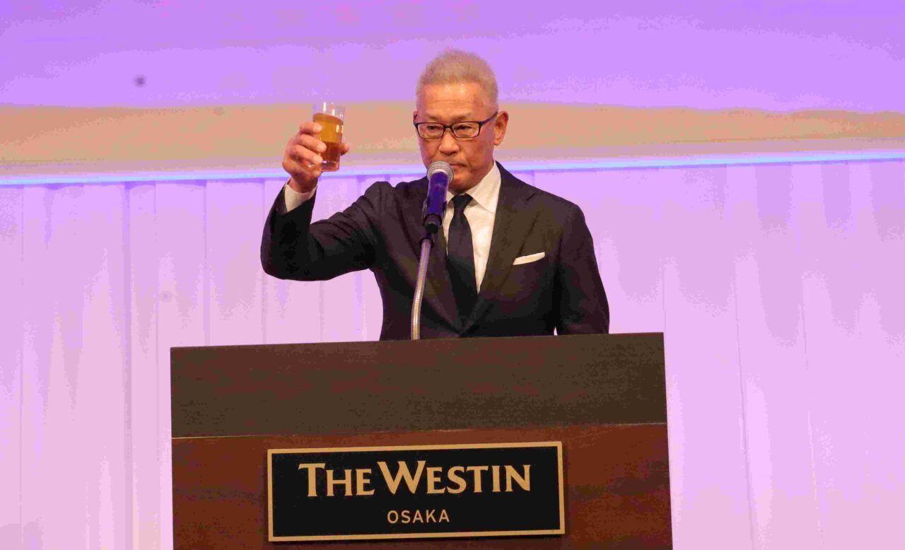 乾杯の発声をするハンドボール部OB会の斉喜俊也会長 【大阪体育大学】