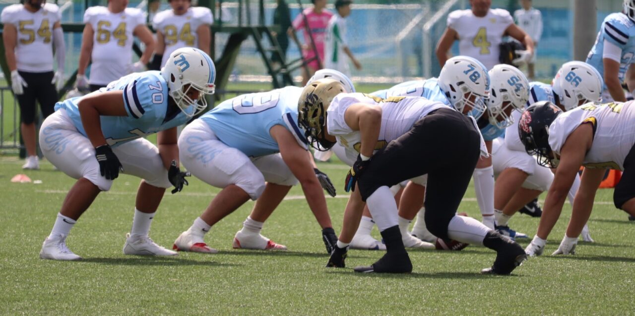 大阪体育大学アメリカンフットボール部スパルタンズ（左）
【大阪体育大学】