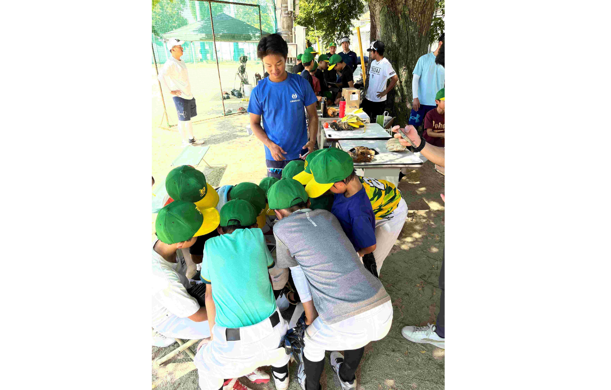 松山やまと野球クラブで指導する学生
【大阪体育大学】